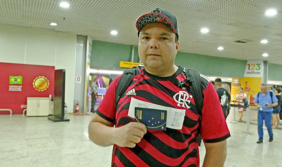 Vasco Vasques com o uniforme e passaporte na m&atilde;o &mdash; Foto: Reprodu&ccedil;&atilde;o