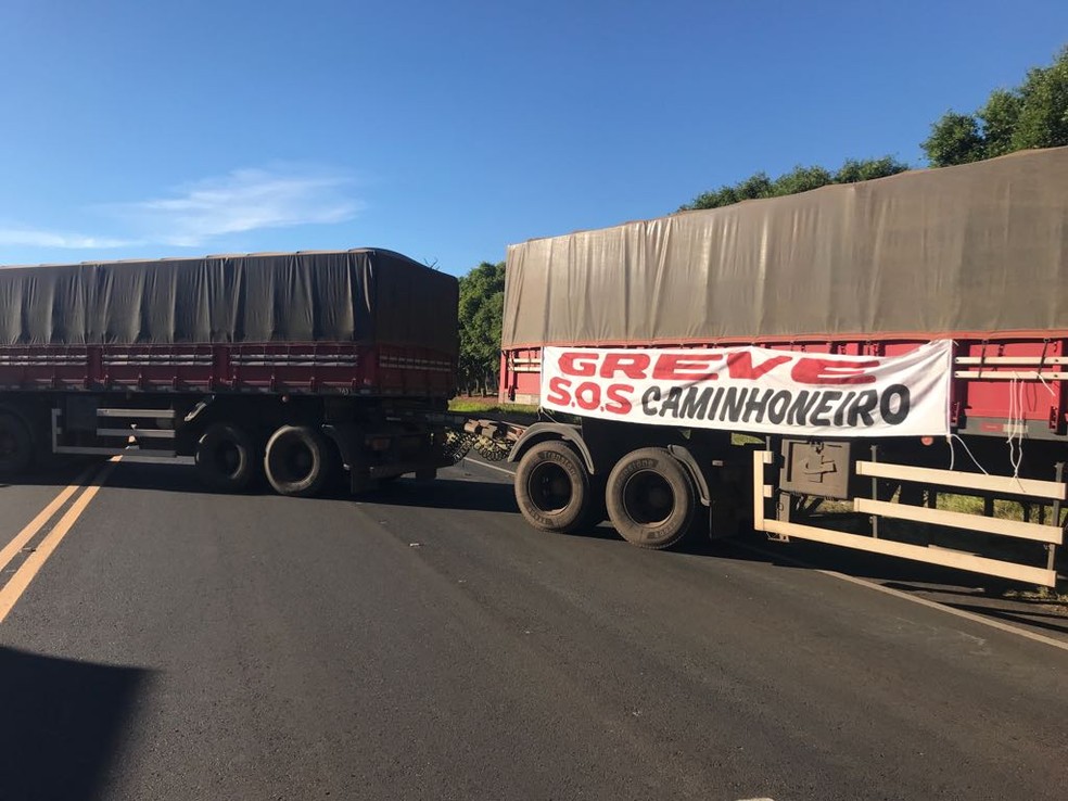 Faixas e cartazes anunciam a greve (Foto: Guilherme Lopes/TV TEM)
