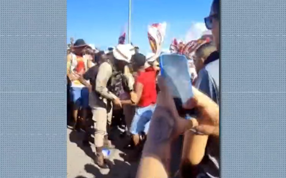 Homem é preso por suspeita de furto no entorno do estádio Manoel Barradas  — Foto: Reprodução/TV Bahia