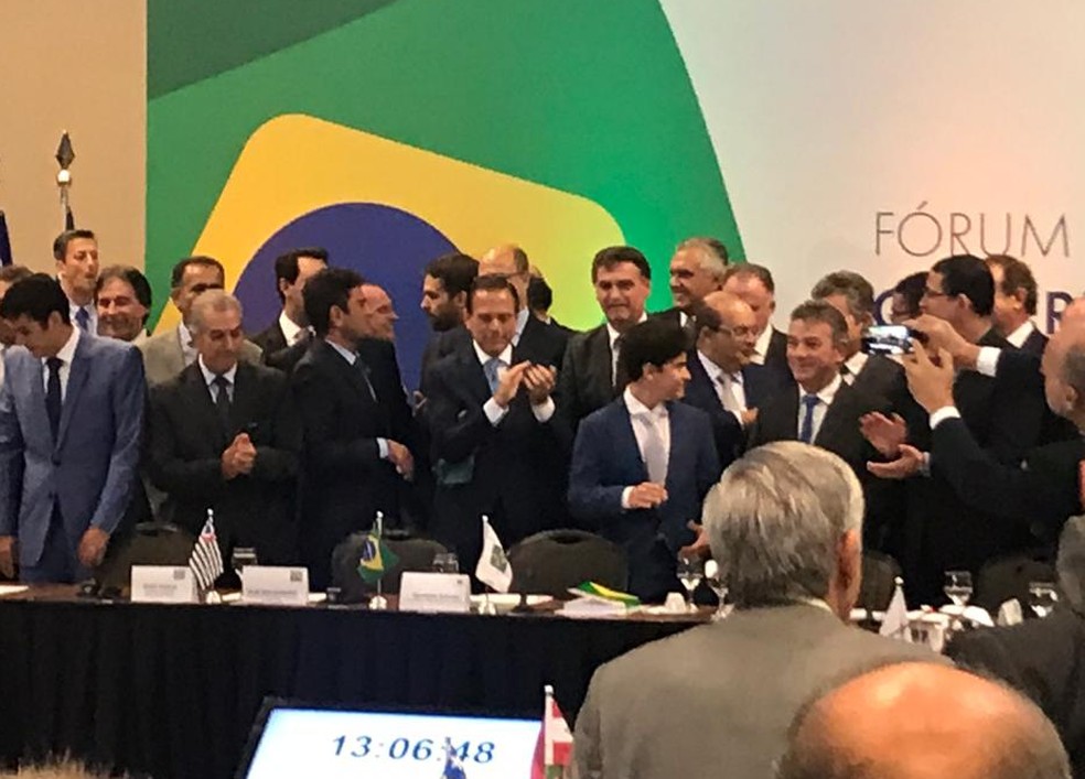Bolsonaro foi cumprimentado por governadores eleitos após discurso em Brasília — Foto: Guilherme Mazui/G1