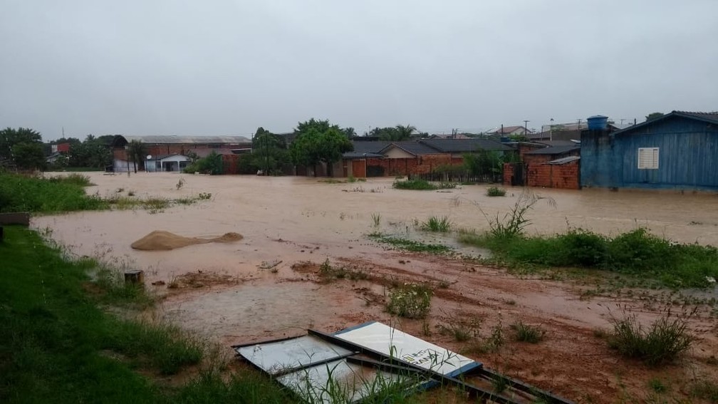 Chuva deixa ruas alagadas em Ji-Paran&aacute; &mdash; Foto: Gedeon Miranda/ G1