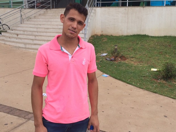 Enem 2015 - Domingo (25) - Goiânia (GO) - Kaynam Brasil Melo, 18, se atrasou e teme bronca da mãe, em Goiânia (Foto: Sílvio Túlio/G1)