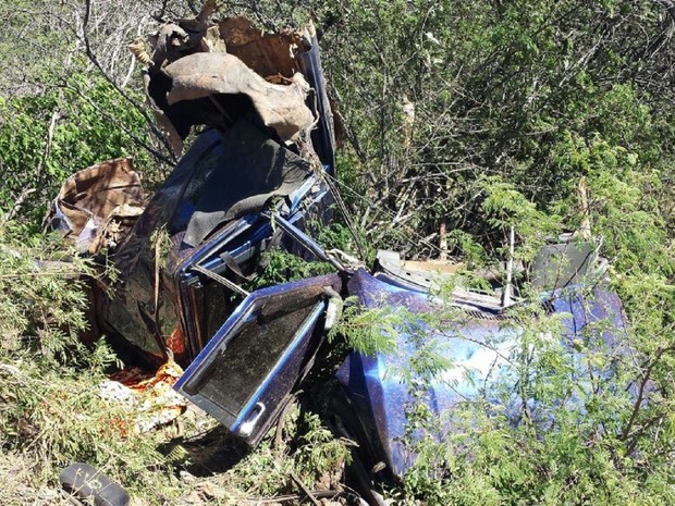 Carro de vítimas que morreram ficou totalmente destruído (Foto: Rafaela Gomes / TV Paraíba)
