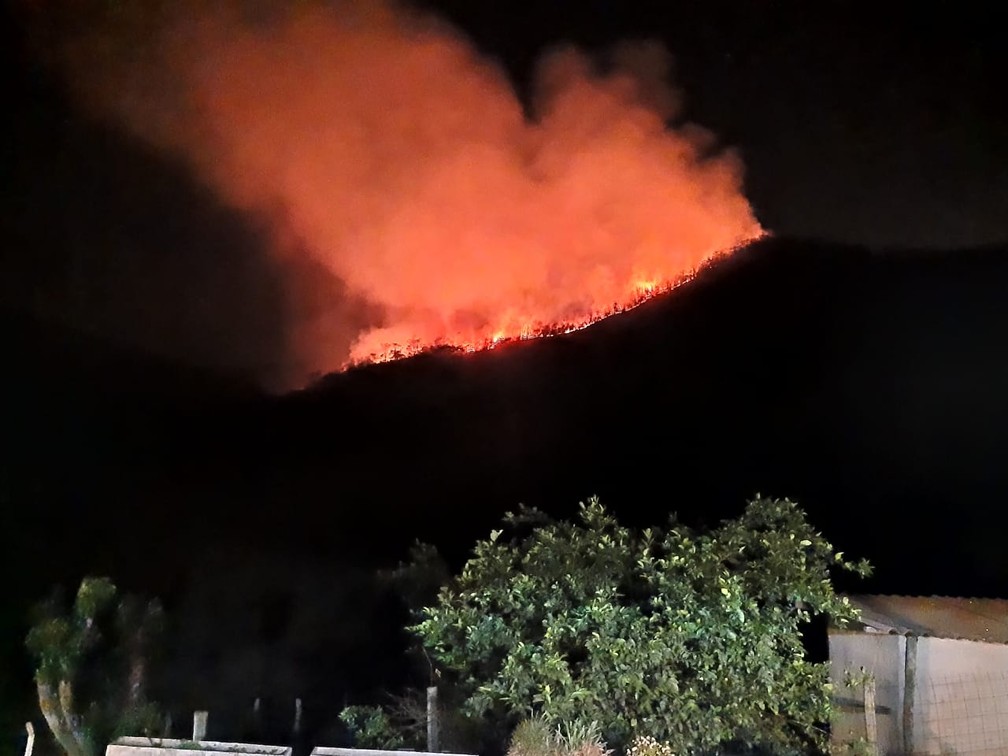 Órgãos municipais e bombeiros se mobilizam para combater incêndio na serra de São Pedro — Foto: Arquivo pessoal