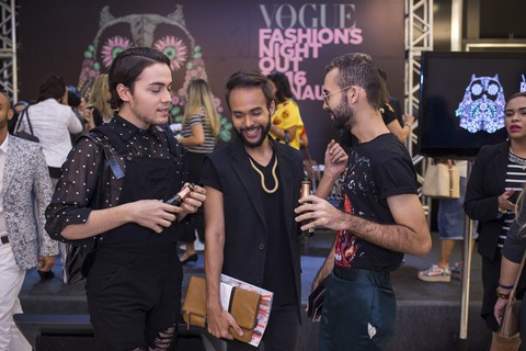 Turma de fashionistas se diverte no shopping Ponta Negra, na primeira edição do VFNO Manaus. Um brinde com Baby Chandon!        
