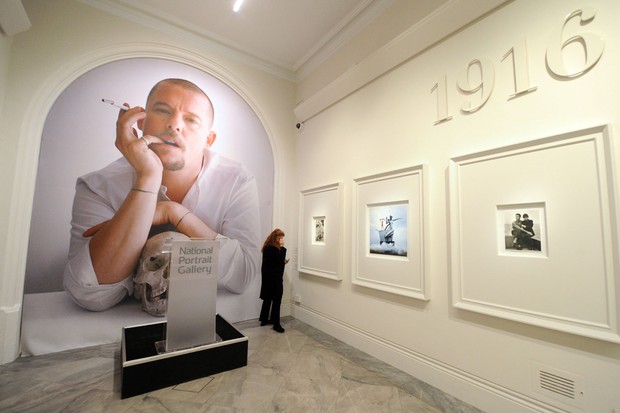 Alexander McQueen abre a exposição (Foto: Getty Images)