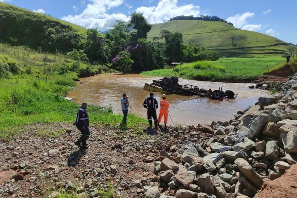 Caminhão caiu em rio após desabar de ponte na BR-356, em Muriaé — Foto: Rádio Muriaé/Reprodução