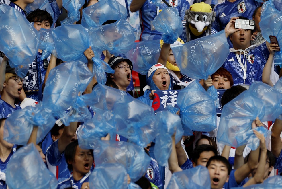Torcida do Japão com sacos vazios para recolher lixo após Japão x Costa Rica — Foto: Reuters