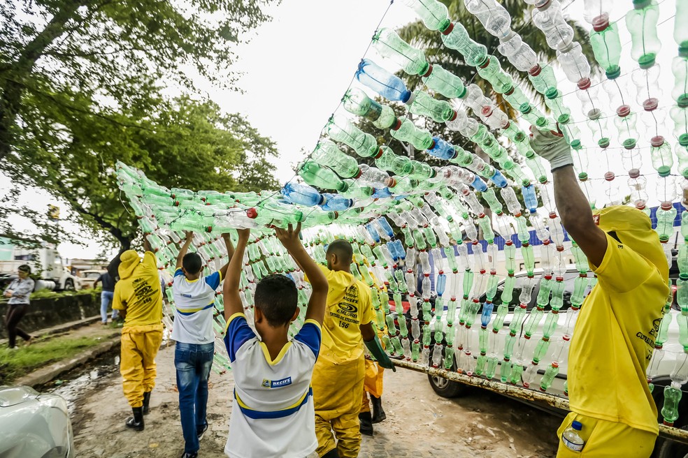 'Ecobarreira' criada por alunos de escola municipal do Recife foi implantada no Canal do ABC, na Mustardinha, com ajuda da Emlurb — Foto: Andréa Rêgo Barros/PCR/Divulgação