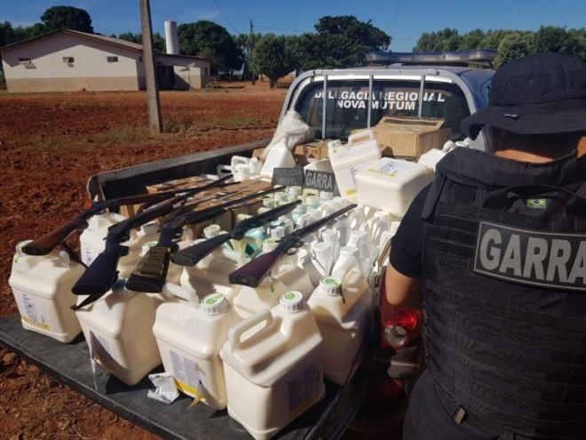 Operação em Nova Mutum (MT) apreendeu agrotóxicos roubados e armas usadas por quadrilha nos assaltos às fazendas (Foto: DIVULGAÇÃO, via BBC News Brasil)