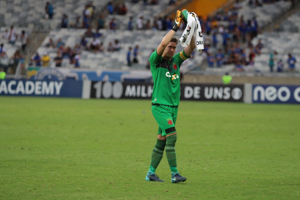 Martín Silva comemora com a torcida vitória sobre o Cruzeiro no Mineirão (Foto: Carlos Gregório Jr. / Vasco)