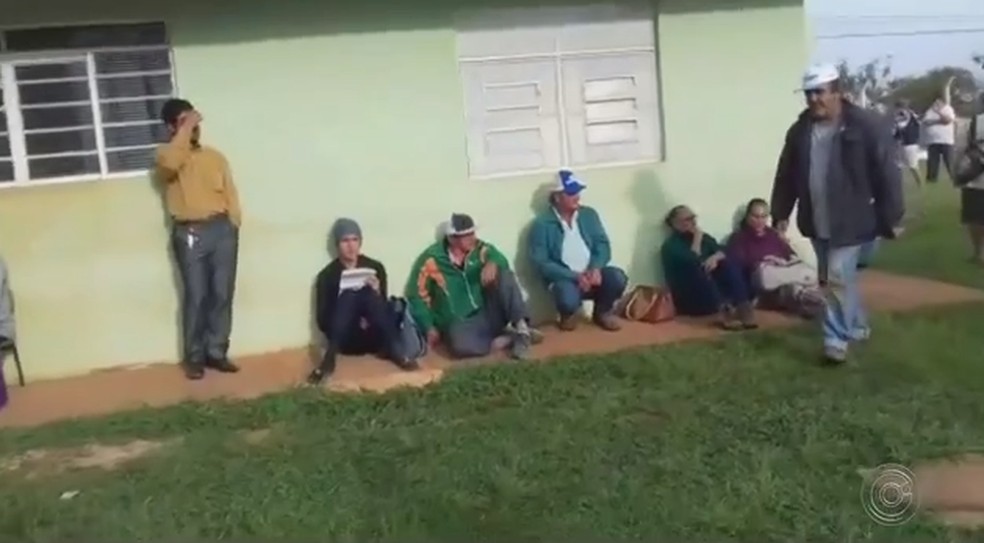 Moradores reclamam da demora no atendimento e falta de médico em posto de saúde de Itapeva — Foto: Reprodução/TV TEM