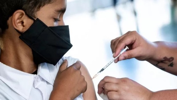 Vacinação de crianças contra covid-19 é alvo de intensa campanha de desinformação (Foto: Getty Images via BBC)