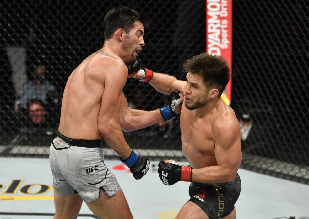 Henry Cejudo acerta um golpe em Dominick Cruz no UFC 249 — Foto: Getty Images