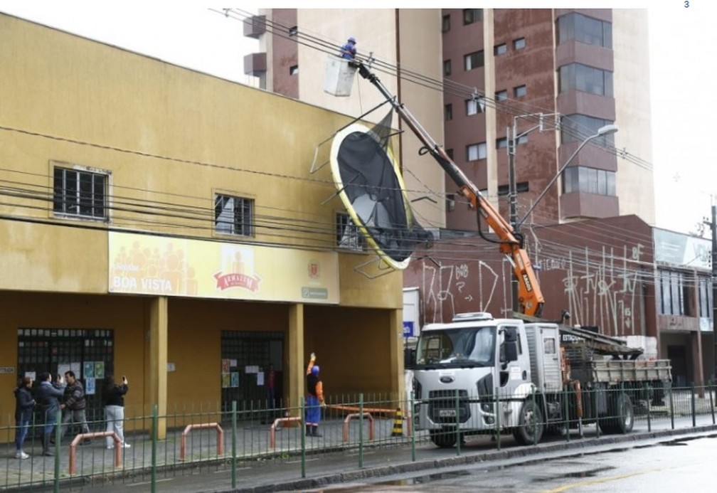 Cama elástica foi parar em cima de poste em Curitiba — Foto: Aniele Nascimento / Gazeta do Povo