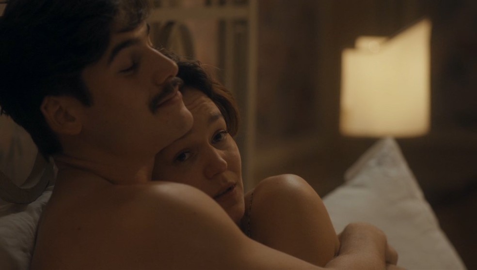 Alfredo (Nicolas Prattes) e Adelaide (Joana de Verona) passam última noite juntos em 'Éramos Seis'   — Foto: Globo