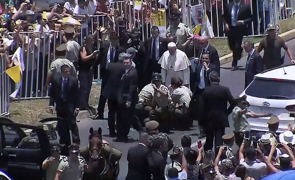Papa Francisco desceu do Papamóvel em Iquique para falar com policial que caiu ao cavalo (Foto: HO/Comissão Nacioanl para a visita do Papa e canais chilenos/AFP)