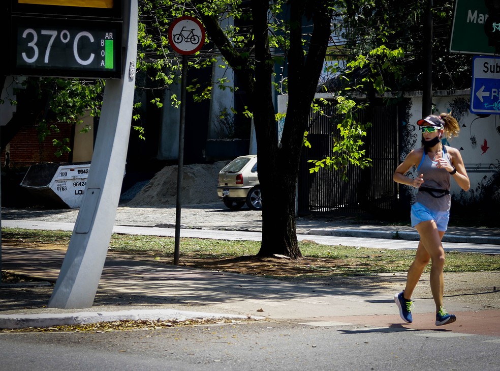 Termômetro de rua marca 37ºC nesta quarta-feira (30) em Pinheiros, na Zona Oeste de SP — Foto: Aloisio Mauricio/Estadão Conteúdo