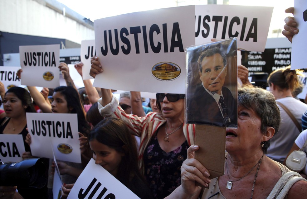 Manifestantes na frente do prédio da Amia, na Argentina, pedem justiça no caso da morte do promotor Alberto Nisman (Foto: Marcos Brindicci/Reuters)