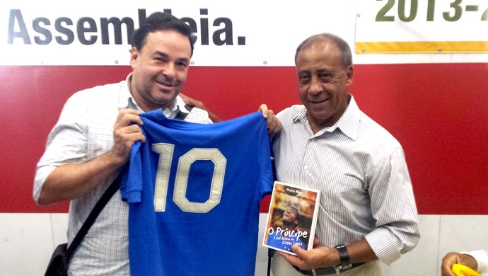Ídolo cruzeirense Dirceu Lopes tem biografia lançada em evento em BH