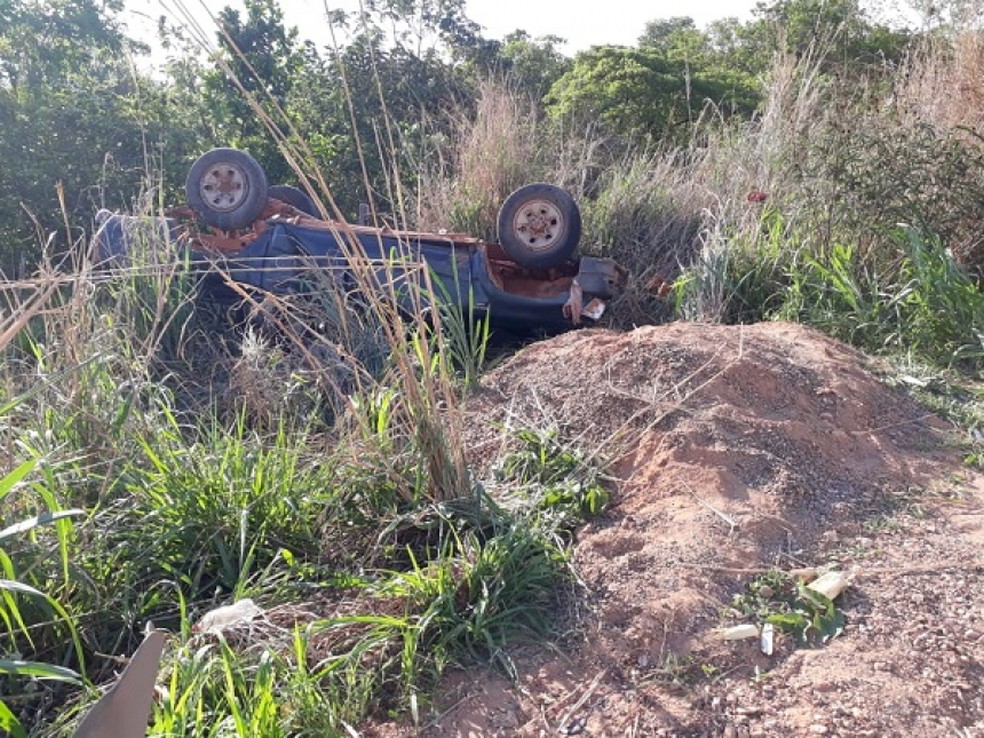 Caminhonete com 5 pessoas sem cinto de segurança capotou e duas delas morreram em Guiratinga — Foto: Arquivo pessoal