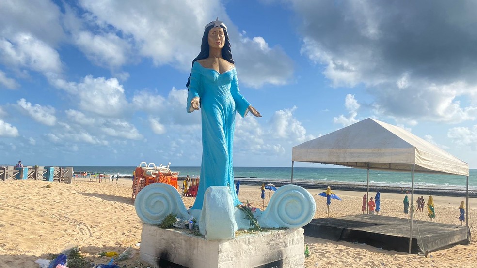Caso aconteceu durante festa na estátua de Iemanjá na Praia do Meio, em Natal. — Foto: Francielly Medeiros/Inter TV Cabugi