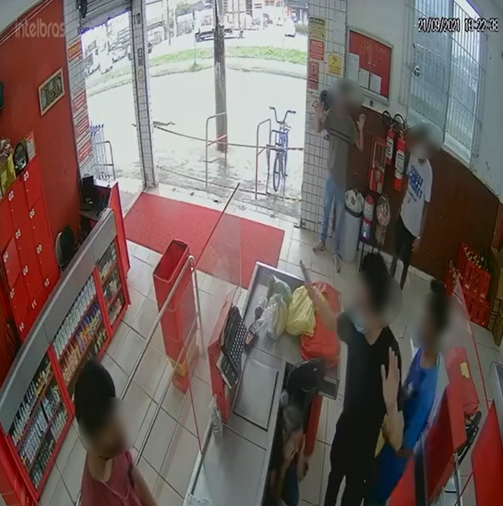 Procurados da Justiça são presos após roubarem supermercado em Bertioga, SP — Foto: Reprodução/Aconteceu em Bertioga
