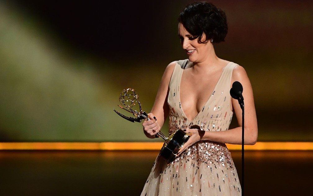 Phoebe Waller-Bridge celebra o prÃªmio de melhor atriz de comÃ©dia por âFleabagâ, no 71Âº Emmy no Microsoft Theatre, em Los Angeles, no domingo (22) â Foto: Frederic J. Brown/AFP