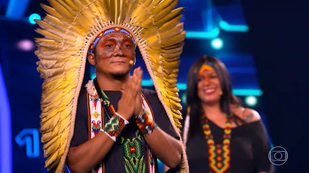 Txãdá reza em sua língua de origem no 'The Wall' — Foto: Reprodução TV Globo