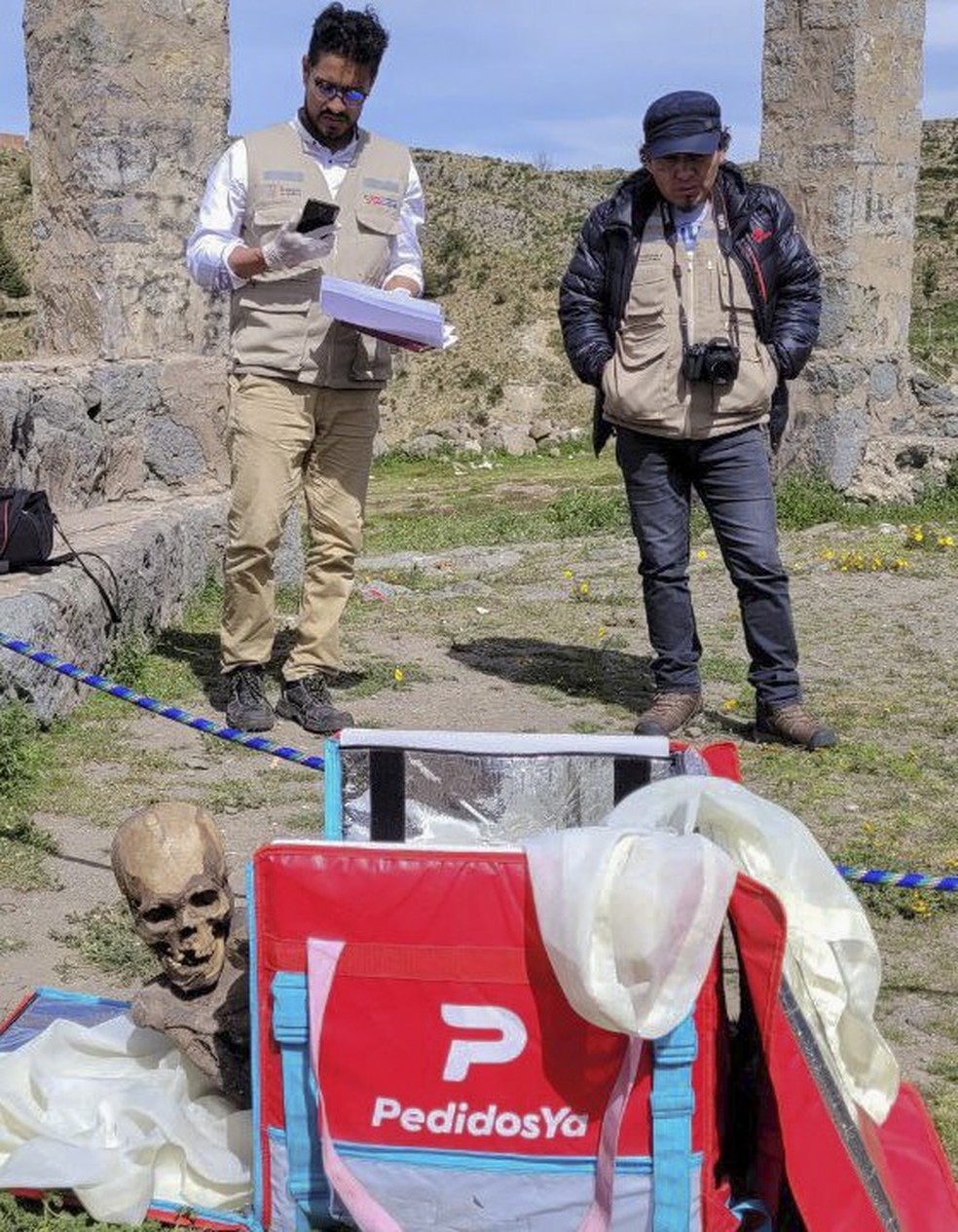Múmia foi encontrada em mochila de entregador no Peru, em 28 de fevereiro de 2023.  — Foto: Puno TV via AFP