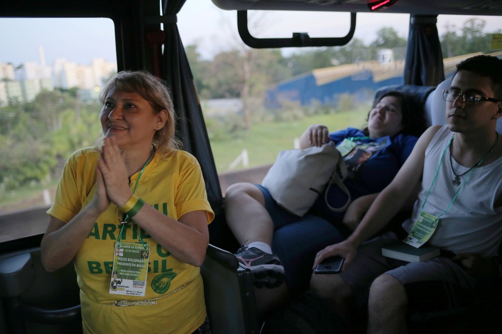 Apoiadores de Jair Bolsonaro viajam de ônibus de São Paulo para Brasília para assistir à cerimônia de posse — Foto: Amanda Perobelli/Reuters