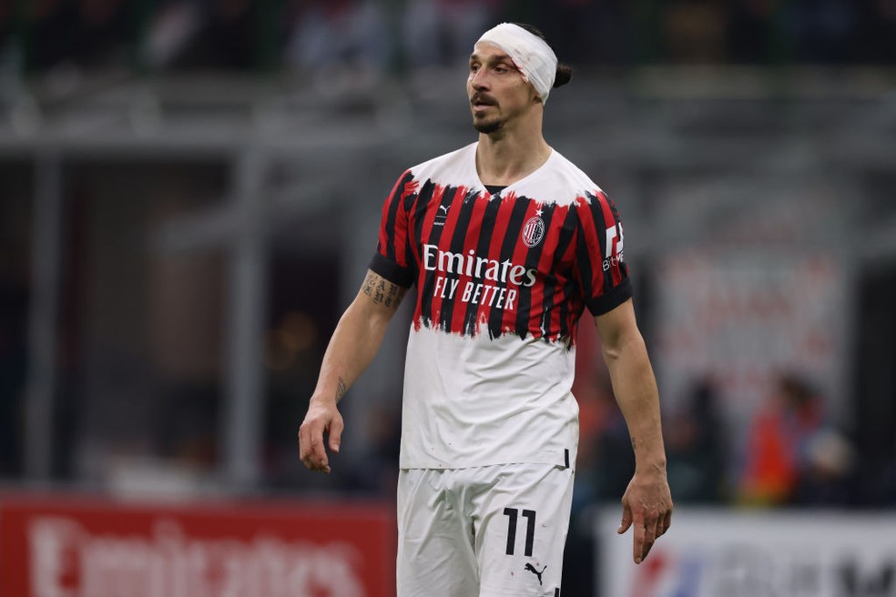 Ibrahimovic com a cabeça enfaixada após choque com Medel em Milan x Bologna — Foto: Getty Images
