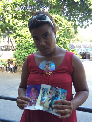 Mãe mostra fotos do filho morto por bala perdida   (Foto: Marcelo Elizardo/G1)