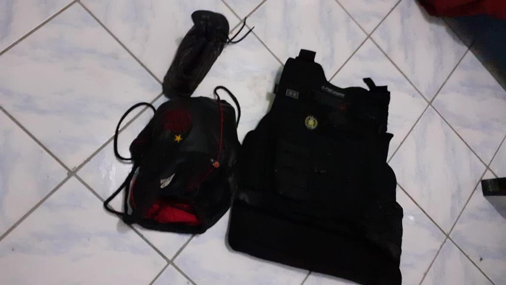 Pescadores encontraram pertences de sargento e investigador que sumiram após acidente de barco no AM; bombeiros fazem buscas — Foto: Divulgação/SSP-AM