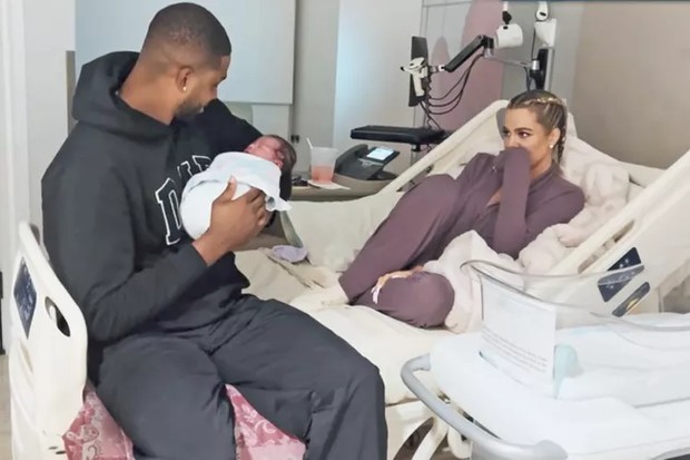 Khloé Kardashian e Tristan Thompson com o filho recém-nascido (Foto: Hulu/Reprodução)