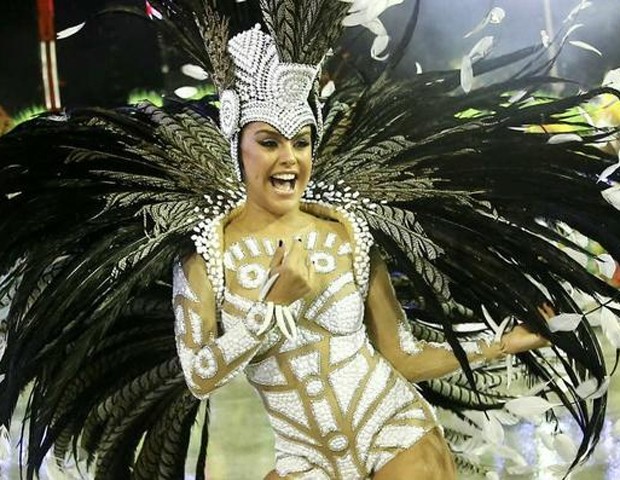 Paloma Bernardi como rainha de bateria da Grande Rio no Carnaval 2017 (Foto: AgNews)