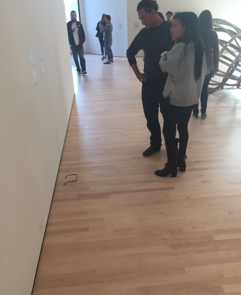 Largaram um óculos no chão do MoMA - e as pessoas acharam que era arte (Foto: Reprodução)