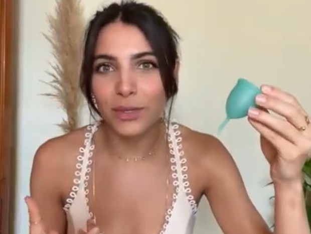 Rayssa Bratillieri faz uso de coletor menstrual (Foto: Reprodução/Instagram)