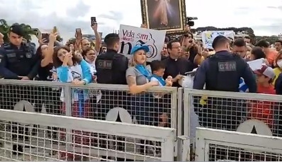 Apoiadores do presidente Jair Bolsonaro aglomerados em frente ao Palácio do Planalto — Foto: Reprodução / rede social