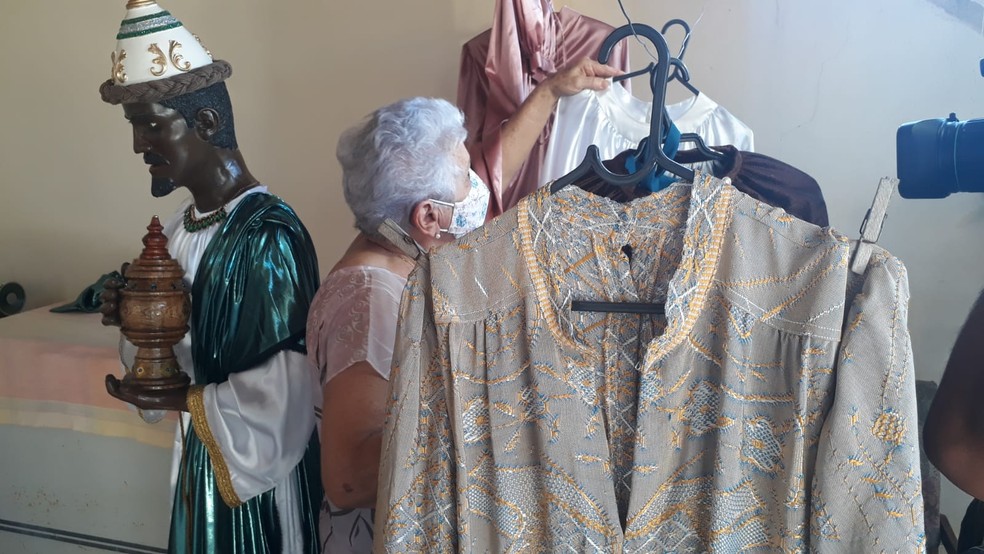 Aparecida Gimenes confecciona as roupas — Foto: Emerson Sanchez/TV Fronteira