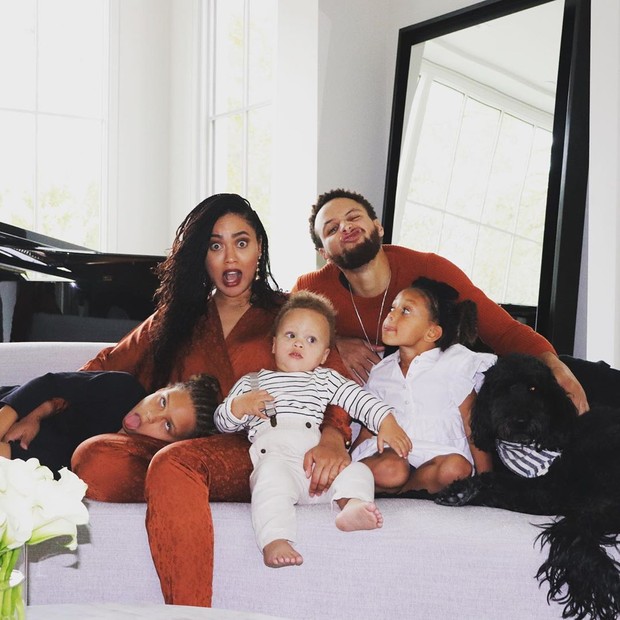 Stephen Curry e a mulher, Ayesha Curry, com os filhos (Foto: Reprodução/Instagram)