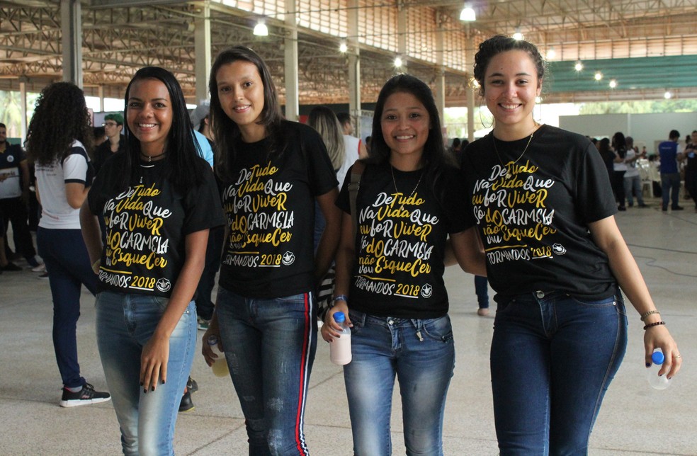 Cassia Ferreira (terceira a esquerda) com suas amigas que a motivaram a decidir cursar psicologia, durante a 3ª edição do Aulão na Rede, em Porto Velho.  — Foto: Pedro Bentes/G1