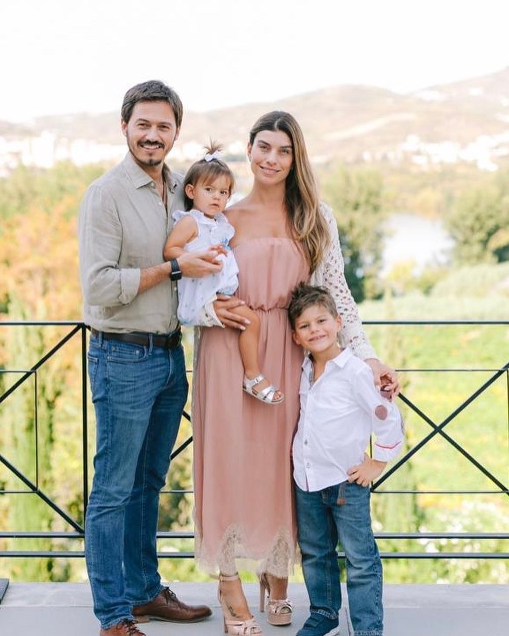 Paulo Souza, Joana Balaguer e as crianças, Martim e Gaia (Foto: Reprodução/Instagram)
