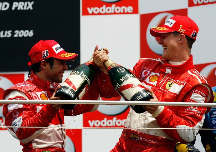 Massa e Schumacher se divertem no pódio na única dobradinha da dupla, nos EUA, em 2006 (Foto: Getty Images)