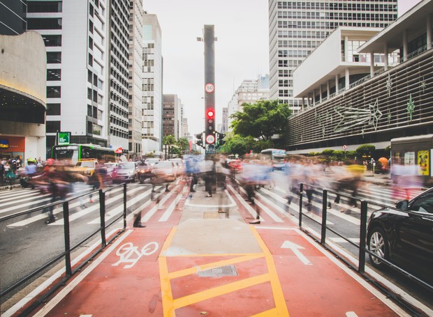 Embora a questão ciclo viária esteja cada vez mais sendo discutida, em levantamento de 2018 divulgado pelo IBGE, a cidade de São Paulo, por exemplo contava com apenas 498km de ciclovias em meio a uma malha viária pavimentada de mais de 35 mil quilômetros (Foto: Pexels / Creative Commons)
