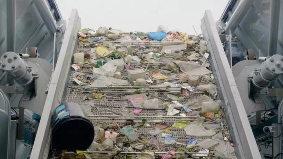 Lixo filtrado do rio Klang em Selangor, na Malásia, se move ao longo da esteira transportadora de um interceptador — Foto: THE OCEAN CLEANUP