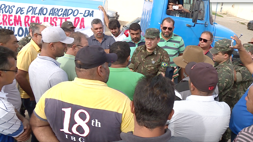 Pipeiros fazem protesto em Petrolina  (Foto: Reprodução/ TV Grande Rio)