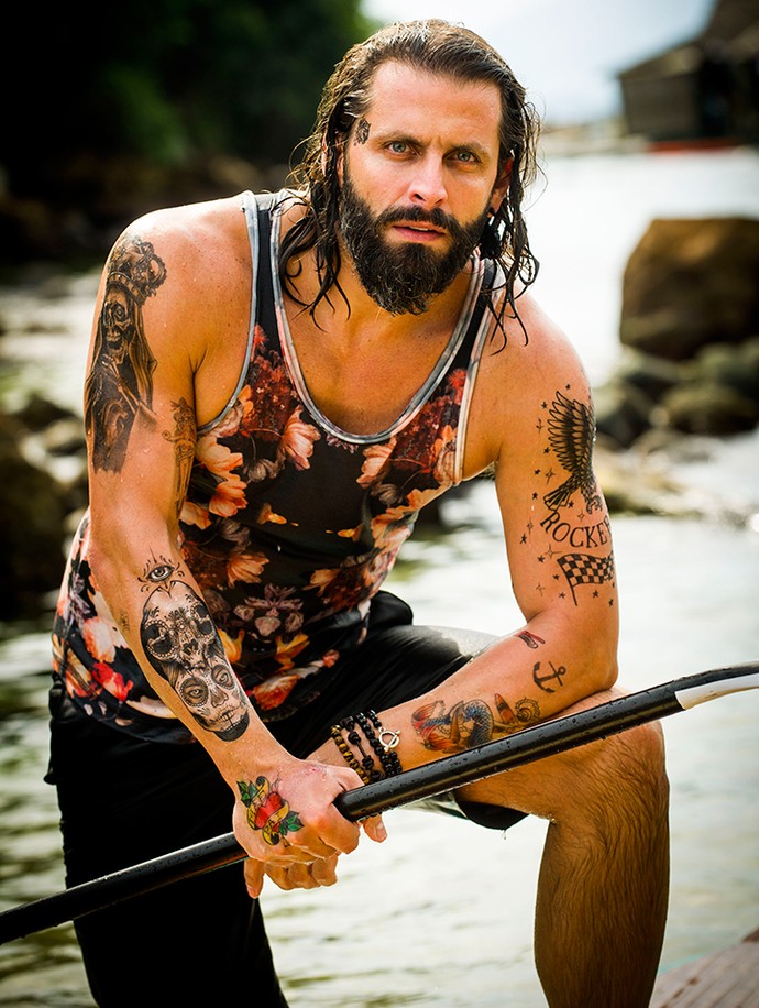 Cabeludo, com barba grande e todo tatuado. Esse é o visual de Ralf Tattoo em 'Sol Nascente' (Foto: TV Globo / João Miguel Júnior)