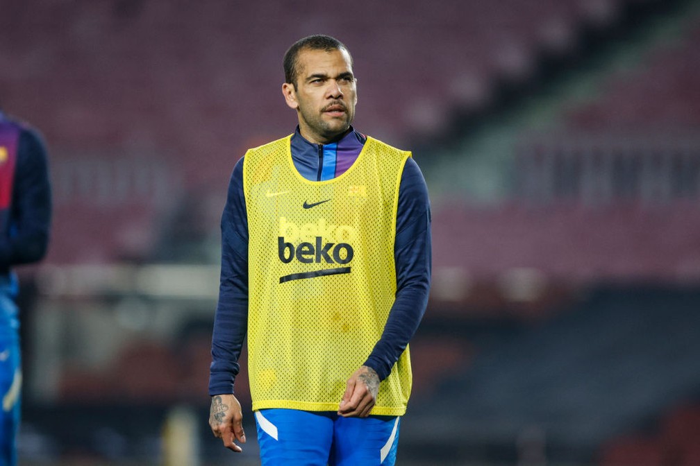 Dani Alves em aquecimento com o uniforme do Barcelona — Foto: Getty Images