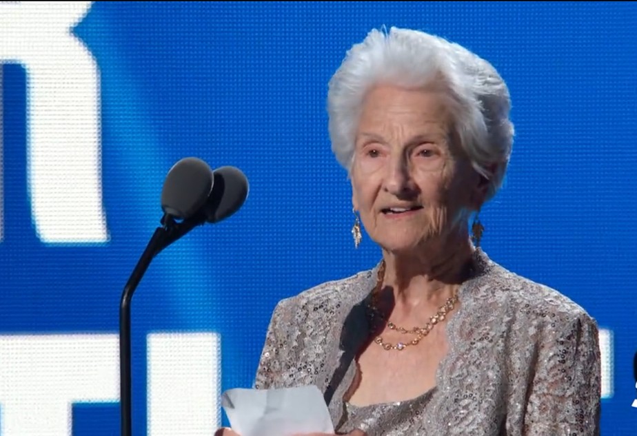 Angela Alvarez, de 95 anos, vence premio de artista revelação